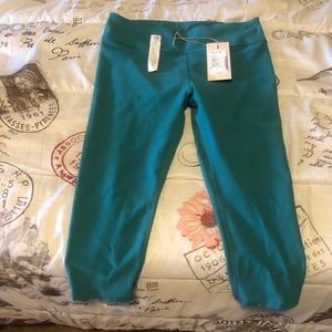 NWOT Fabletics Salar Powerhold Capri